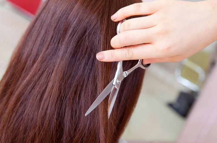 髪をカットする手